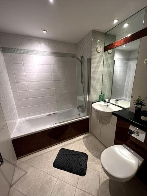 Entire Flat, 2 Bedroom & 2 Bathrooms In Birmingham Exterior foto